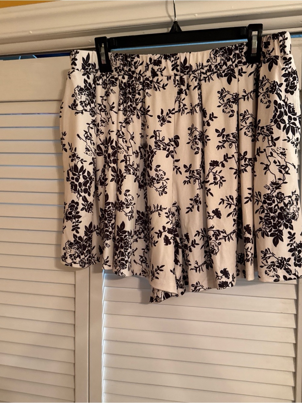 Cider white and Black Floral Short